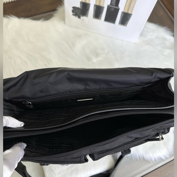 Auth Business Messenger bag excellent condition - Picture 10 of 17